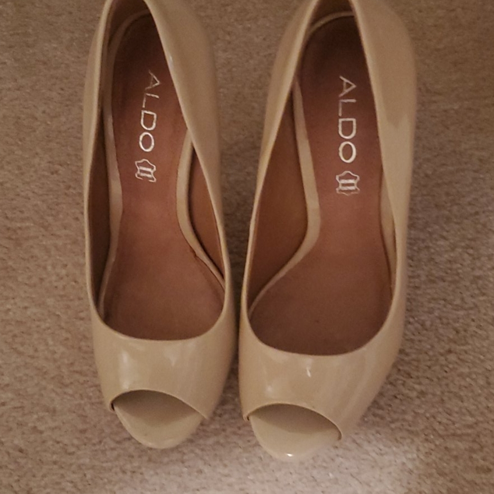 Nude Peep-toe Pumps